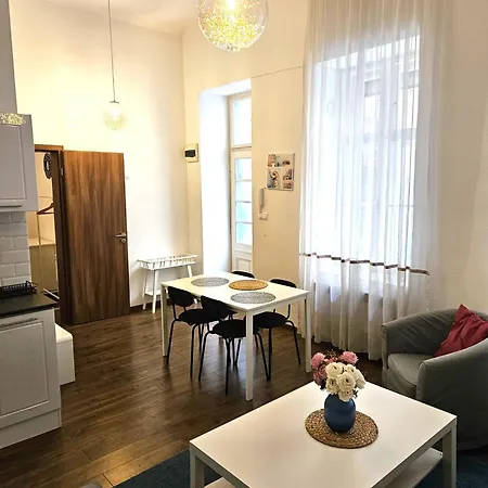 Modern 2 Bedrooms Flat In The Center Apartment
